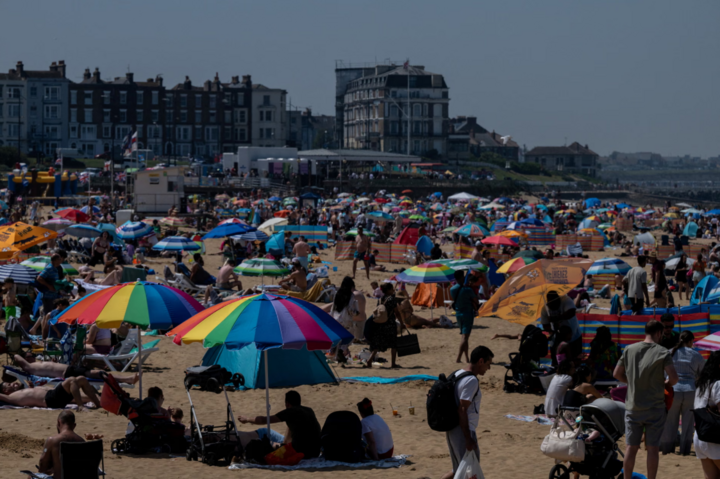 Bãi biển Margate chật kín khi nhiệt độ tăng cao trong ngày 24 - 25/5. (Ảnh: Reuters)
