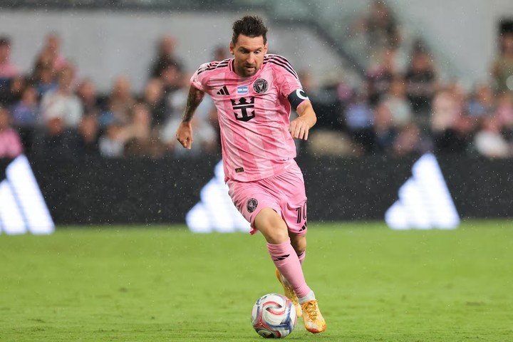 Messi bị quá tải cơ kèm tình trạng mỏi cơ ở gân kheo chân trái. (Nguồn: Reuters)