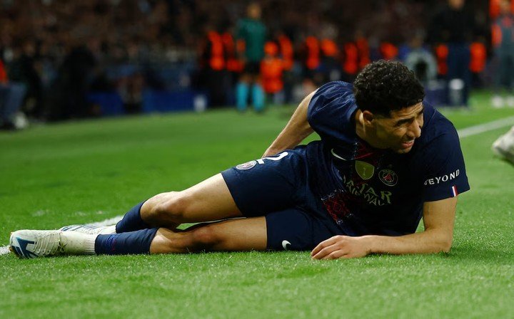 Achraf Hakimi dính chấn thương đùi ở trận bán kết lượt đi với Bayern Munich. (Nguồn: Reuters)