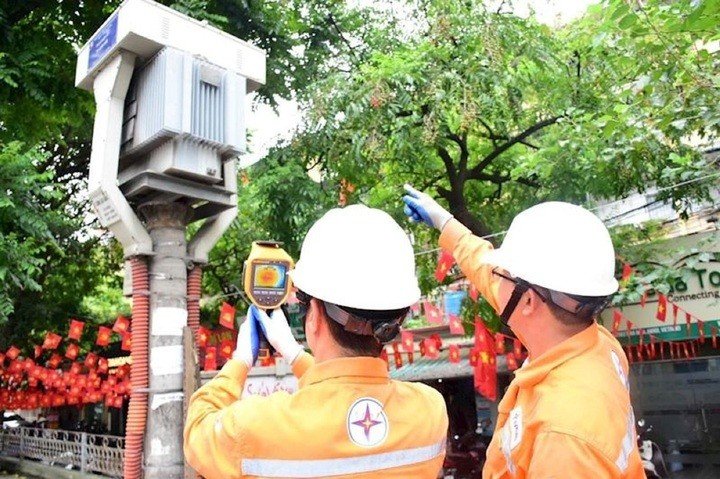 Nắng nóng gay gắt kéo dài với nhiệt độ cao khiến nhiều trạm biến áp điện ở Hà Nội bị quá tải cục bộ. (Ảnh minh họa)