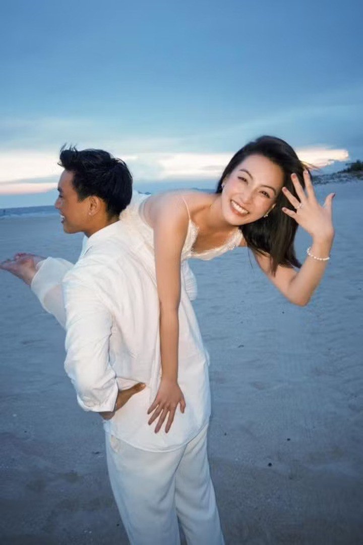 Cô cũng vừa được bạn trai cầu hôn.