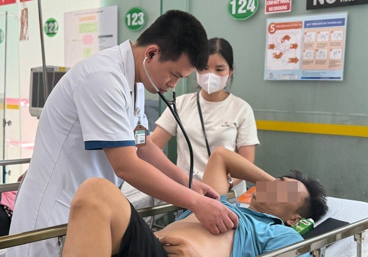 Bệnh viện Bạch Mai tiếp nhận nhiều người nhập viện do nắng nóng. (Ảnh: Nga Loan)