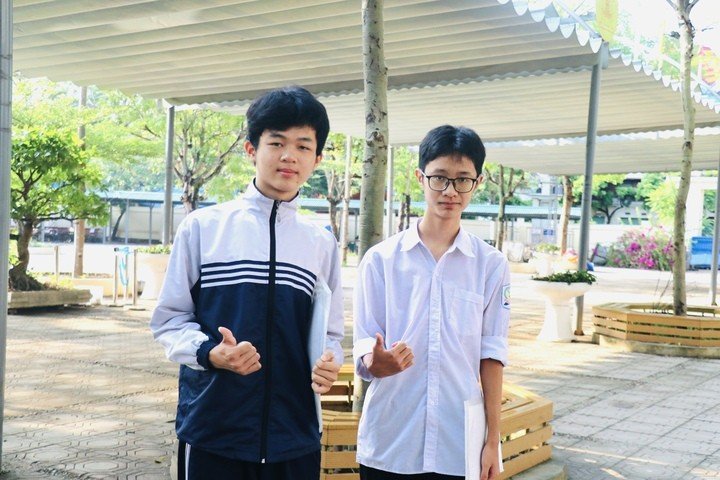 Hai nam sinh cùng lớp Bùi Quốc Cường và Đoàn Anh Khoa - Trường THCS Vạn Phúc, Hà Đông hào hứng đến làm thủ tục dự thi.