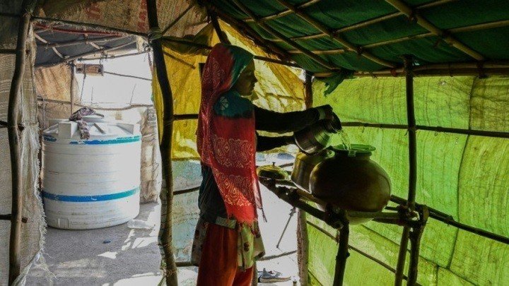 Nữ thợ muối tích trữ nước bên trong túp lều đơn sơ ở vùng Little Rann of Kutch thuộc bang Gujarat, Ấn Độ. (Ảnh: AFP)