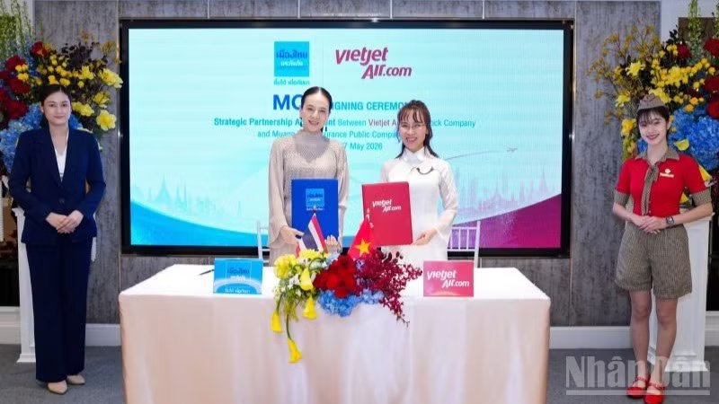 29-1780021466-madam-pang-va-tien-si-nguyen-thi-phuong-thao-dong-hanh-vi-bong-da-va-tinh-huu-nghi-viet-nam-thai-lan