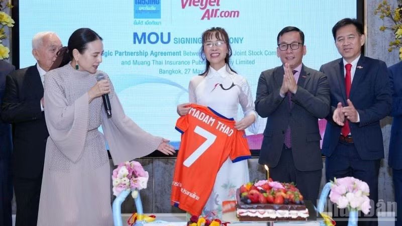 29-1780021466-madam-pang-va-tien-si-nguyen-thi-phuong-thao-dong-hanh-vi-bong-da-va-tinh-huu-nghi-viet-nam-thai-lan