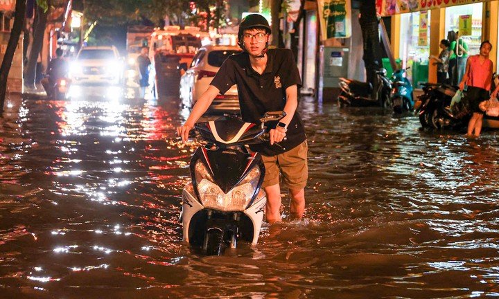 Loạt tuyến đường như Lê Quang Đạo, Lê Đức Thọ, Hồ Tùng Mậu, Quốc lộ 70… rơi vào tình trạng ngập úng trong tối 28/5.