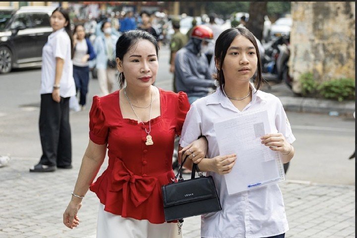 Sáng 30/5, gần 125.000 thí sinh tại Hà Nội chính thức bước vào ngày thi đầu tiên của kỳ tuyển sinh vào lớp 10 THPT, bắt đầu với môn Ngữ văn. (Ảnh: Minh Đức)