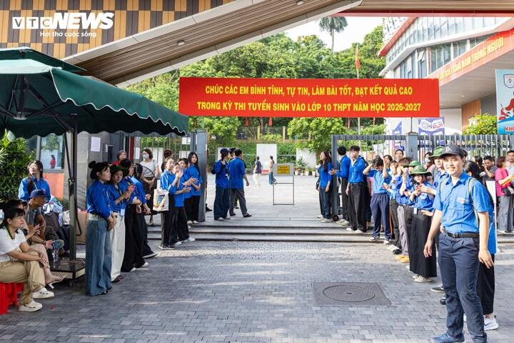 Sáng 30/5, gần 125.000 thí sinh Hà Nội bước vào môn thi Ngữ văn, mở màn kỳ tuyển sinh lớp 10 công lập năm học 2026-2027, đánh dấu chặng đua quan trọng sau nhiều tháng ôn luyện.