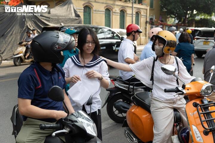 Tại điểm thi THCS Chu Văn An (phường Tây Hồ), từ hơn 6h, nhiều phụ huynh đã đưa con đến trường, tranh thủ ổn định tâm lý và đảm bảo chuẩn bị tốt nhất trước giờ làm bài.
