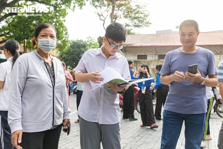 Sắp đến giờ vào phòng thi, nam sinh vẫn tranh thủ xem lại bài vở, rà soát kiến thức với hy vọng có khởi đầu thuận lợi ở môn thi đầu tiên.