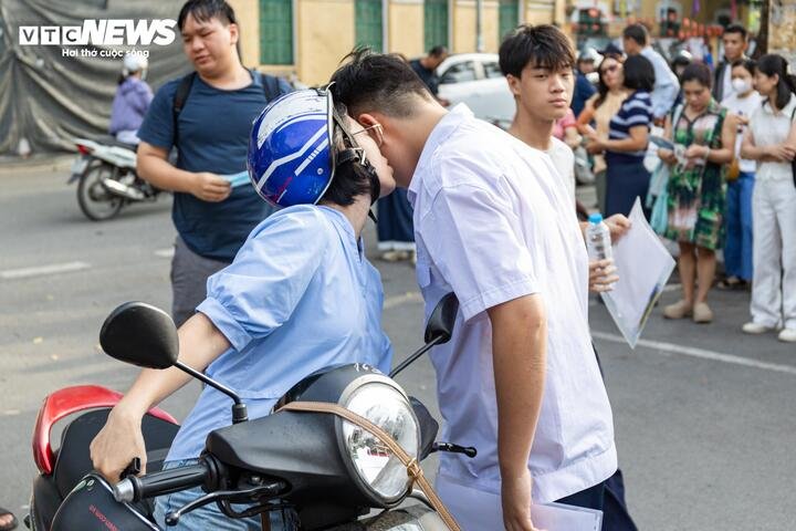 Những cái ôm của bố mẹ tiếp thêm tự tin cho sĩ tử thi vào lớp 10 - 7
