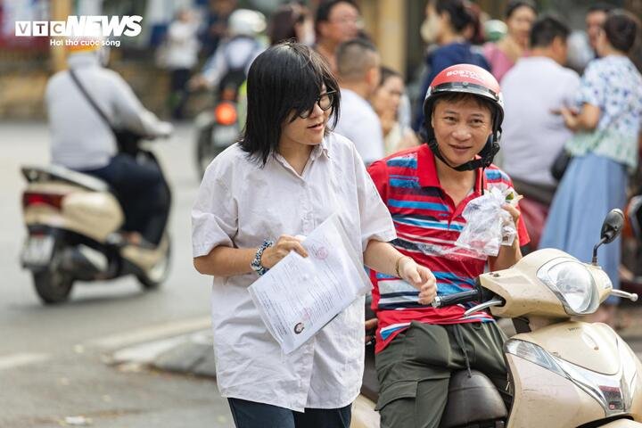 Với môn Ngữ văn, thí sinh có thời gian làm bài 120 phút. Theo công bố của Sở Giáo dục và Đào tạo Hà Nội, đề thi môn này được ra theo hình thức tự luận. Về cấu trúc, đề gồm 2 phần: Đọc hiểu và Viết. Về cách thức tính điểm, phần Đọc hiểu 4 điểm, phần Viết 6 điểm.