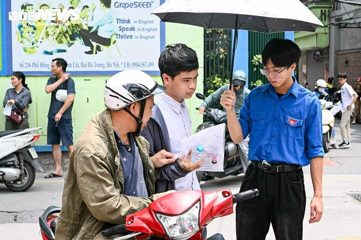 Nắng 40 độ C 'thiêu đốt', phụ huynh Hà Nội vẫn bám trụ chờ con thi lớp 10 - 4