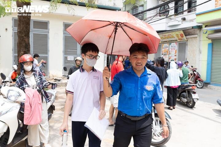 Nắng 40 độ C 'thiêu đốt', phụ huynh Hà Nội vẫn bám trụ chờ con thi lớp 10 - 5