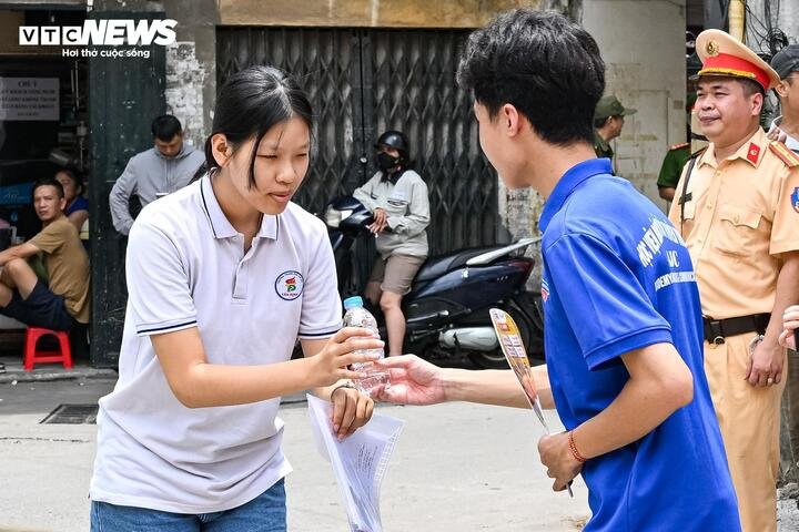 Nắng 40 độ C 'thiêu đốt', phụ huynh Hà Nội vẫn bám trụ chờ con thi lớp 10 - 6