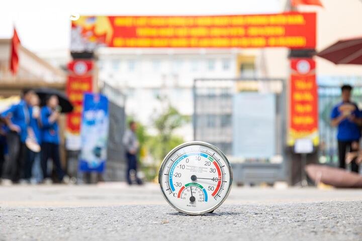 Phía ngoài điểm thi THCS Ngô Quyền, nhiệt độ thực tế đo được vào khoảng 14h lên tới gần 40 độ C.