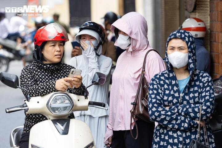 Nắng 40 độ C 'thiêu đốt', phụ huynh Hà Nội vẫn bám trụ chờ con thi lớp 10 - 9