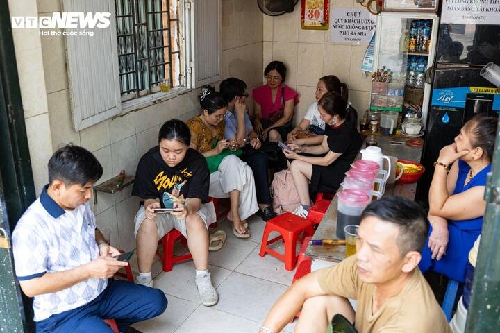 Nhiệt độ ngoài trời lên tới gần 40 độ C, các quầy trà đá xung quanh điểm thi trở thành nơi 