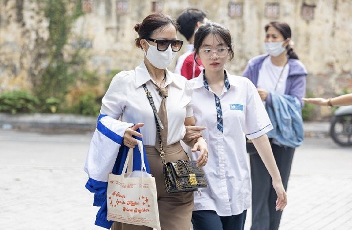 Phụ huynh đồng hành cùng con trong kỳ thi vào lớp 10 công lập Hà Nội. (Ảnh minh họa: Minh Đức)
