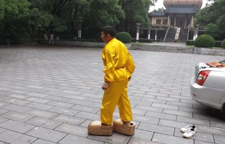 Ông Trương Chính Huy đi đôi giày bằng sắt nặng hơn 100 kg