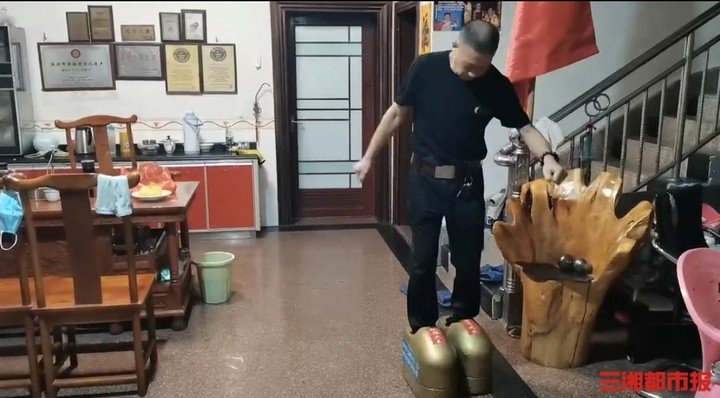 Ông Trương Chính Huy đi giày sắt ở nhà