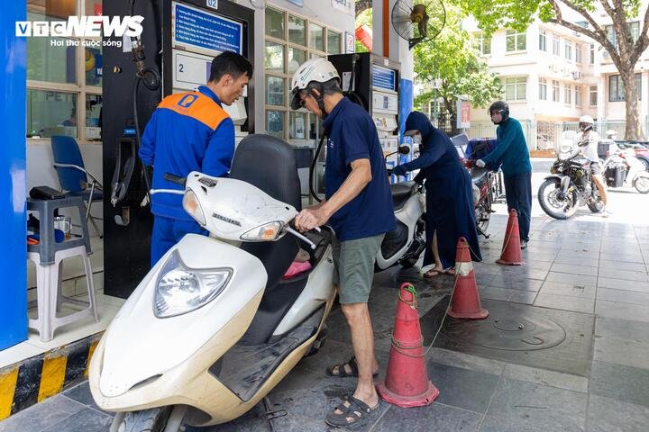 Nguyên nhân là nhiều doanh nghiệp đầu mối đã chuyển sang bán xăng E10 ngay từ giữa tháng 5 và giải đáp mọi thắc mắc của người tiêu dùng. Sau một thời gian dùng thử, người dân cũng đã tin tưởng loại xăng này hơn.