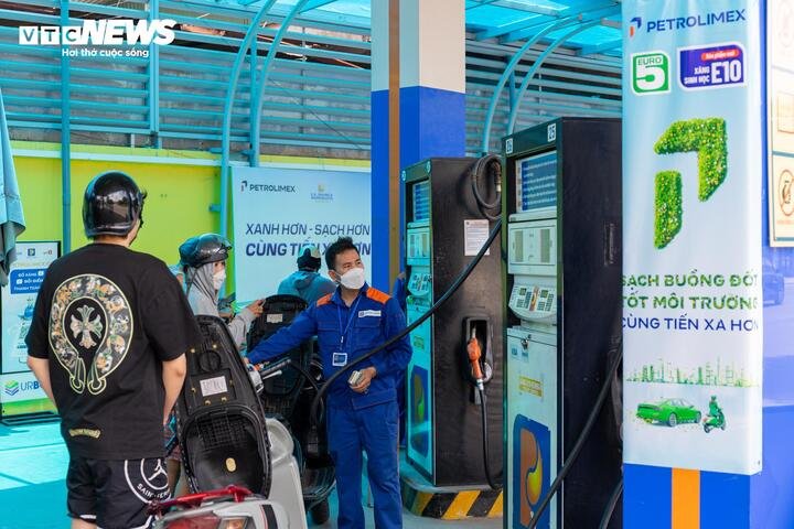 Tại các cây xăng, những băng rôn giới thiệu về xăng E10 được treo nhiều nơi, giúp khách hàng hiểu rõ hơn lợi ích bảo vệ môi trường của sản phẩm này.