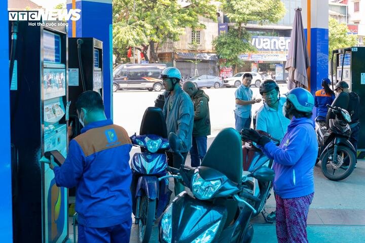 Ngày đầu bán xăng E10 toàn quốc: Người dân không còn lo lắng, thoải mái mua - 7
