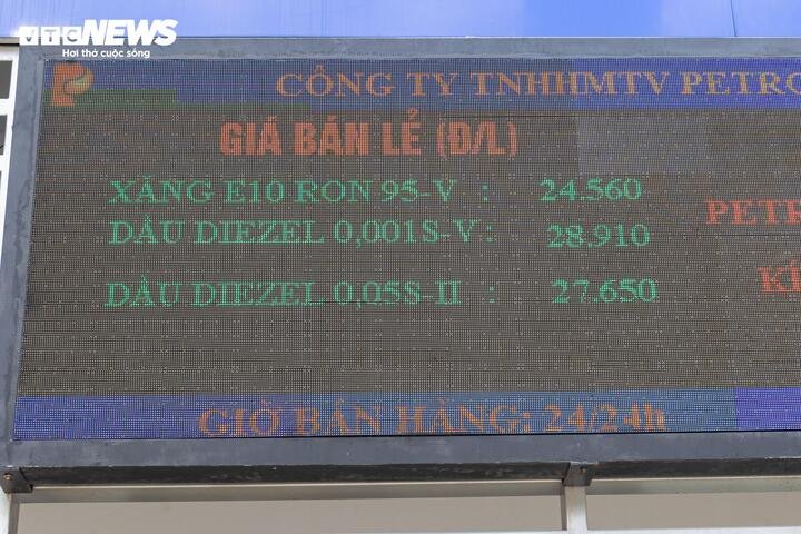 Hôm nay, các cửa hàng xăng dầu ở Hà Nội đồng loạt thay đổi biển hiệu, bảng giá và hệ thống nhận diện sản phẩm. Việc này giúp khách hàng dễ dàng nhận biết và lựa chọn loại nhiên liệu mới.