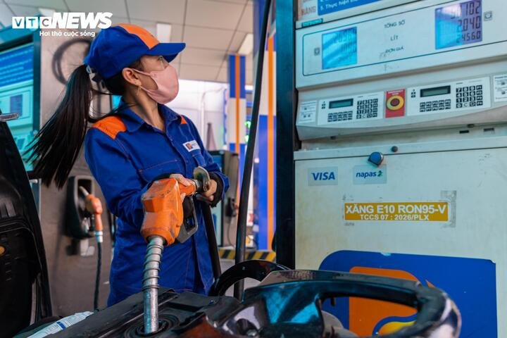 Theo Bộ Công Thương, kết quả đánh giá từ cơ quan quản lý cùng các hãng sản xuất ô tô, xe máy cho thấy phần lớn phương tiện đang lưu hành tại Việt Nam có thể sử dụng loại nhiên liệu này mà không ảnh hưởng đáng kể đến hiệu suất vận hành hoặc tuổi thọ động cơ. Tuy nhiên, việc vệ sinh đường ống dẫn nhiên liệu, thay lọc xăng hoặc kiểm tra các chi tiết cao su đã lão hóa sẽ giúp phương tiện vận hành ổn định hơn.