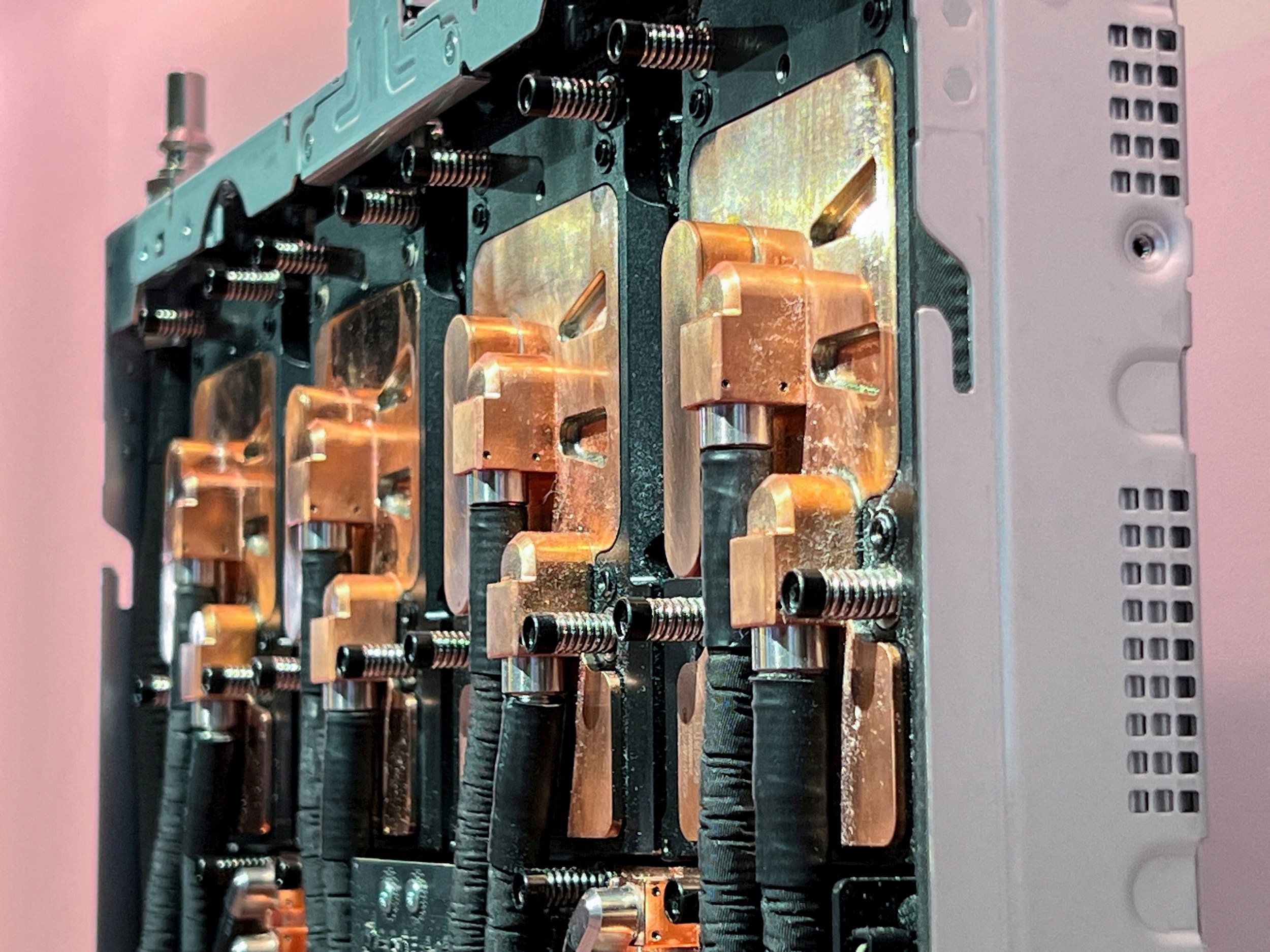 Các máy chủ trung tâm dữ liệu và linh kiện chứa những chip trí tuệ nhân tạo (AI) thế hệ mới nhất của Nvidia được trưng bày tại Hội nghị các nhà phát triển phần mềm GTC của Nvidia ở San Jose, bang California, Mỹ, 2025. Ảnh: Reuters