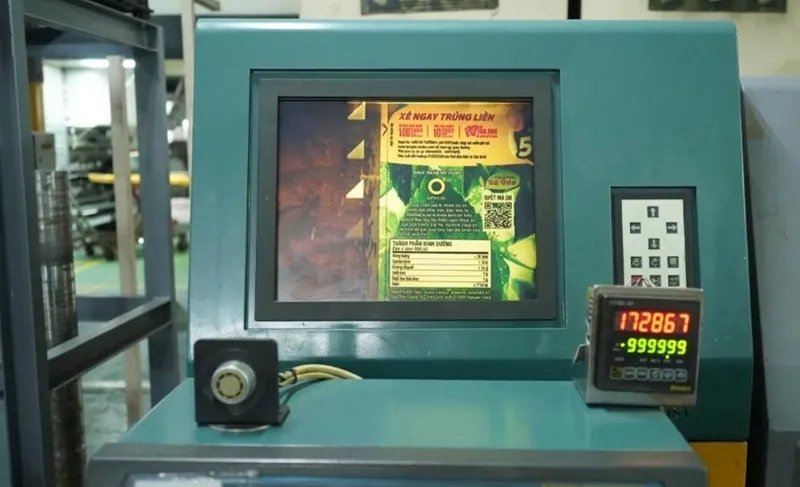 Hệ thống sản xuất và in mã vận hành tự động trên dây chuyền, nơi mỗi mã được tạo ra mà không có sự can thiệp của con người. THP1.jpg
