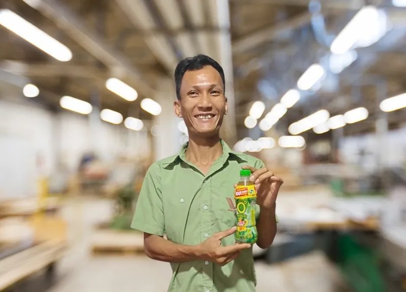 Anh Nguyễn Xuân Trung, một công nhân tại Đồng Nai là một trong những khách hàng may mắn trúng Giải thưởng 100 triệu đồng nhờ uống Trà Xanh Không Độ trong hè 2025. THP15.jpg