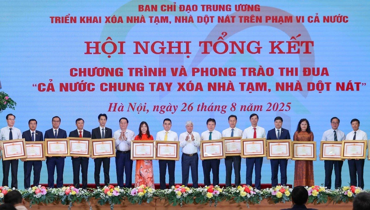 03-1780459709-agribank-nhan-bang-khen-cua-thu-tuong-vi-dong-gop-xoa-nha-tam-dot-nat