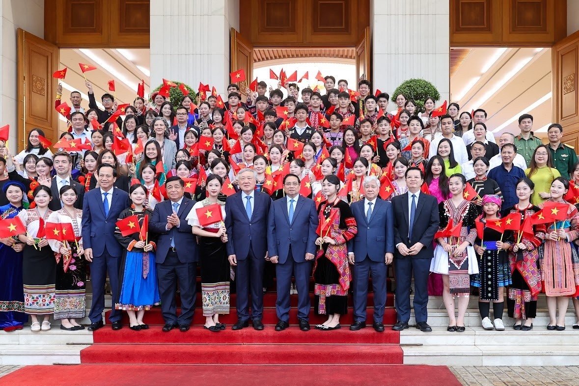 03-1780459725-agribank-nhan-bang-khen-cua-thu-tuong-vi-dong-gop-xoa-nha-tam-dot-nat