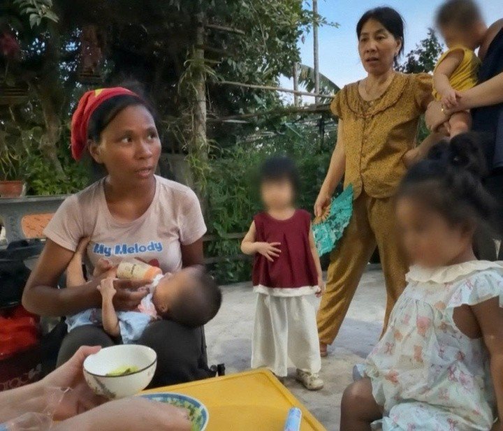 Người mẹ dừng lại nghỉ ngơi ở một sân nhà dọc quốc lộ 1A thuộc xã Quảng Ninh (tỉnh Quảng Trị) chiều 1/6 và từ chối nhiều sự giúp đỡ của người dân cũng như lực lượng chức năng.