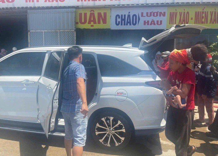 Sau khi được sự đồng ý của người mẹ, chính quyền địa phương và người dân thuê taxi chở cả 3 mẹ con ra miền Bắc