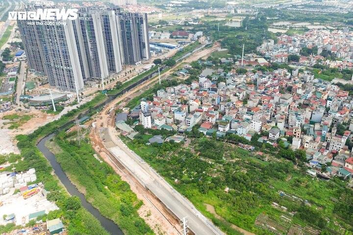 Sự phát triển mạnh mẽ cũng đặt ra áp lực lớn đối với hệ thống tiêu thoát nước vốn chưa được đầu tư đồng bộ, khiến nhiều khu vực thường xuyên rơi vào tình trạng ngập úng mỗi khi xuất hiện mưa lớn.