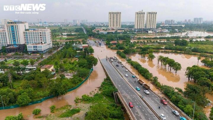 Quốc lộ 70 đoạn lên cầu vượt Tây Mỗ (phường Xuân Phương) là một trong những điểm chịu ảnh hưởng nặng nề. Trong đợt mưa lớn do hoàn lưu bão số 10 (Bualoi) hồi tháng 10/2025, khu vực này từng chìm trong biển nước nhiều giờ, gây khó khăn cho việc đi lại và ảnh hưởng đến đời sống người dân.