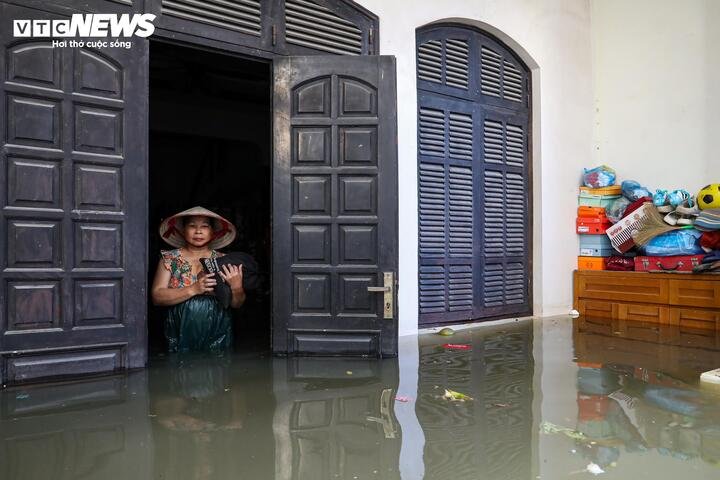 Cùng với đó khu vực làng Miêu Nha (phường Xuân Phương) cũng từng trải qua đợt ngập úng kéo dài gần một tuần trong cùng thời điểm.