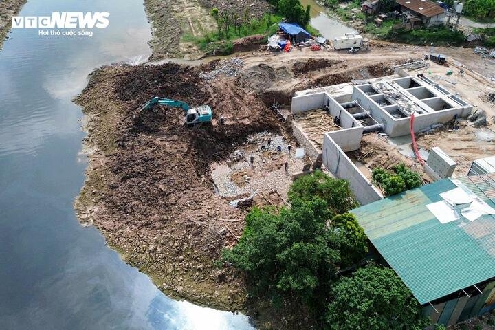 Tại công trường, không khí thi công diễn ra khẩn trương. Nhiều mũi thi công cùng máy móc, thiết bị chuyên dụng được huy động để đẩy nhanh tiến độ.