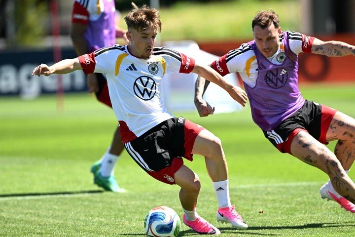 Lennart Karl (trái) lỡ hẹn với World Cup 2026. (Ảnh: AP)