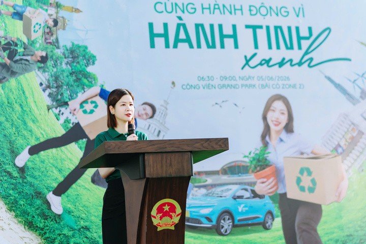 Phát biểu tại sự kiện, TS Lê Thái Hà - Giám đốc Điều hành Quỹ Vì tương lai xanh, nhấn mạnh: “Đây không chỉ là hoạt động ra quân dọn vệ sinh môi trường, mà còn là lời cam kết cùng hành động của địa phương, doanh nghiệp và cộng đồng trong việc xây dựng môi trường sống xanh, sạch, đẹp và bền vững hơn. Một buổi ra quân chỉ có thể làm sạch một khu vực, nhưng điều quan trọng hơn là sau buổi ra quân hôm nay, chúng ta cùng duy trì được ý thức giữ gìn môi trường sống xung quanh mình”.
