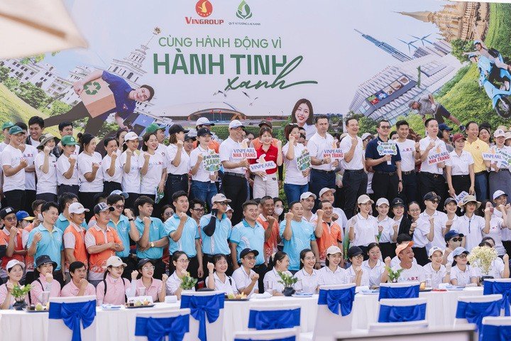 Tại Khánh Hòa, gần 540 tình nguyện viên chung tay làm sạch khu vực Công viên Tuệ Tĩnh (phường Nha Trang), không gian công cộng ven biển nằm tại trung tâm thành phố Nha Trang. Trong không khí sôi nổi của ngày ra quân, các lực lượng đã tích cực thu gom rác thải, chỉnh trang cảnh quan và góp phần giữ gìn môi trường biển xanh, sạch, đẹp.