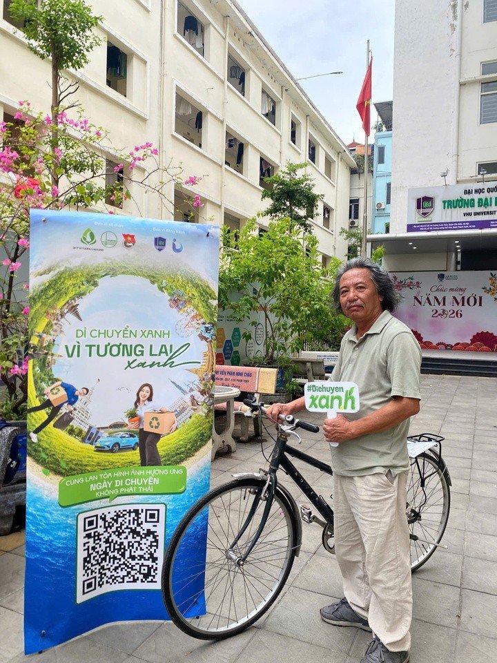 Trong ảnh, GS.TS. Mai Văn Hưng (trường ĐH Giáo dục, ĐH Quốc gia Hà Nội) hưởng ứng hoạt động di chuyển xanh khi đi xe đạp đến cơ quan.