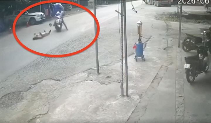 Hình ảnh nam thanh niên tông thẳng vào CSGT đang làm nhiệm vụ.