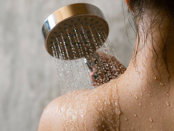 Tắm sau 22h có thể đẩy người bệnh vào cơn đột quỵ nguy hiểm. (Ảnh minh hoạ)