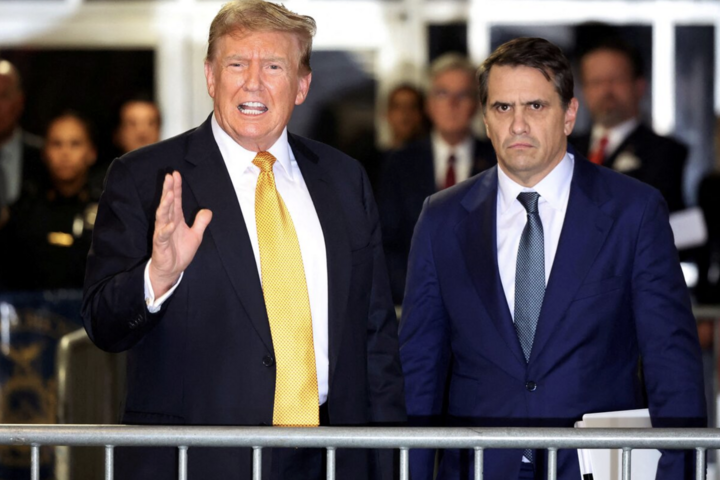Tổng thống Mỹ Donald Trump cùng luật sư Todd Blanche. (Ảnh: Reuters)