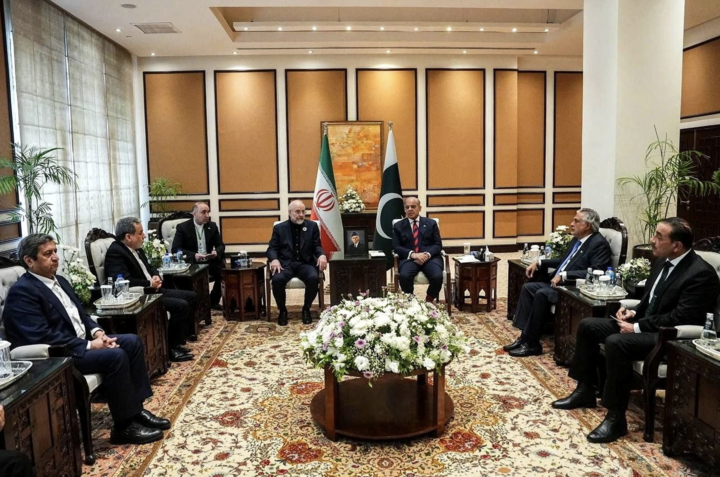 Thủ tướng Pakistan Shehbaz Sharif tiếp Chủ tịch Quốc hội Iran Mohammad Bagher Ghalibaf tại Islamabad để tham gia cuộc đàm phán với Mỹ ngày 11/4. (Ảnh: Reuters)
